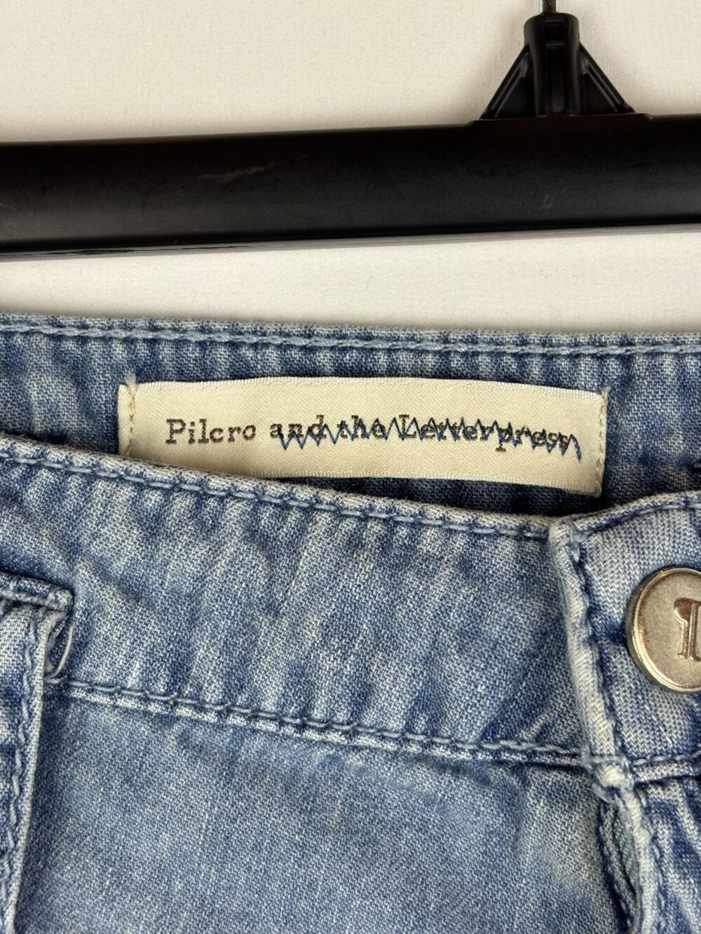 29 Pilcro Wide Flared Jeans Light Wash Raw Hem Blue Denim Worn Flowy Pants - Picture 3 of 10